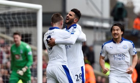 Riyad Mahrez (tengah) memeluk Jamie Vardy usai mencetak gol kemenangan Leicester City.