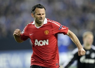 Ryan Giggs rayakan kemenangan usai mencetak gol ke gawang Schalke dalam lanjutan semifinal Liga Champions