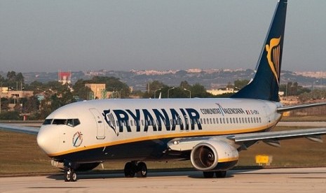 Ryanair (ilustrasi) Pemimpin-pemimpin Eropa mengancam akan membatasi lalu lintas penerbangan internasional Belarusia dan mungkin mereka juga akan mengincar transportasi darat.