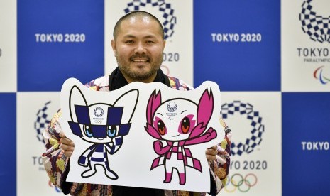 Ryo Taniguchi memamerkan desainnya yang berhasil terpilih sebagai maskot Olimpiade dan Paralimpik Tokyo 2020. 