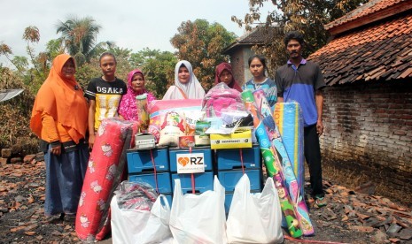 RZ memberikan bantuan korban kebakaran di Cianjur