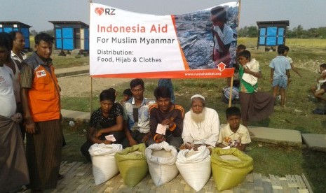 RZ mendistribusikan bantuan di Rakhine, Myanmar, Selasa (29/11)