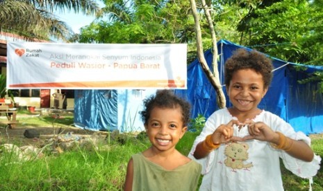 RZ menyalurkan makanan dan logistik ke lokasi banjir badang di Kampung Kabouw, Distrik Wondiboi, Wasior, Papua Barat