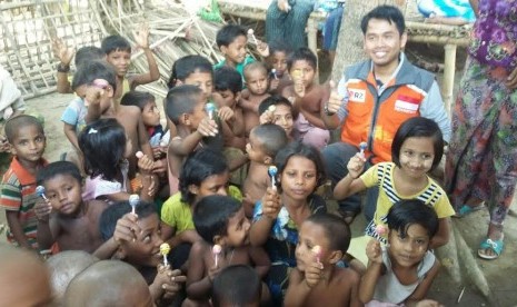 RZ menyerahkan bantuan kepada pengungsi Rohingya di Myanmar.