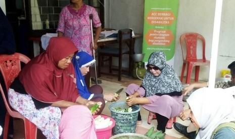 RZ (Rumah Zakat) bekerja sama dengan PT. ACC (Astra Credit Company) menggulirkan program pemberdayaan ekonomi untuk komunitas disabilitas di Komplek Maizonet, Jl. Melati 1 No.3, Kel. Paroppo, Kec. Panakukang, Makassar, belum lama ini