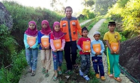  RZ (Rumah Zakat) cabang Makassar menyalurkan paket Alquran di Masjid Al-Ikhwan Manora, Desa Injai, Kabupaten Gowa, Kamis (9/6)