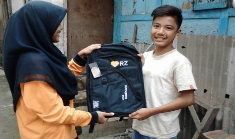 RZ (Rumah Zakat) RZ (Rumah Zakat) memberikan bantuan tas sekolah dan 200 paket alat tulis untuk anak-anak korban banjir di Bima, Nusa Tenggara Barat. Penyaluran alat sekolah dilakukan di 4 kecamatan di Bima. Kamis (12/1).memberikan bantuan tas sekolah dan 