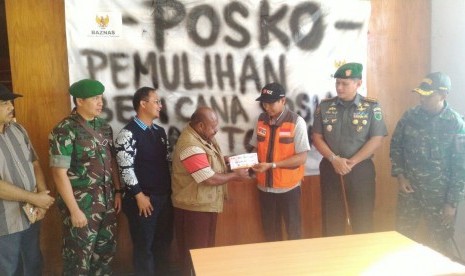 RZ serahkan bantuan di Tolikara