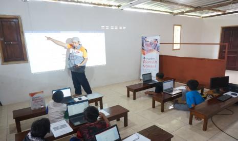 Hampir semua santri hafizh Qur’an Madrasah Diniyah Tahfizhul Qur’an Sendang Gede 1 Desber Mojorejo yang mengikuti Pelatihan Komputer di Rumah Vokasi tidak bisa menggunakan mouse komputer/laptop.