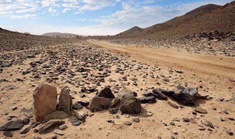 Saah satu jalur jalan yang menjadi rute hijrah Rasullah Muhammad ke Madinah. Lokasinya terpencil di tengah padang pasir dan bukit berbatu.