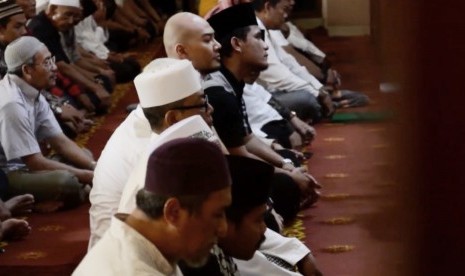 Saat Deddy melaksanakan ibadah Shalat Jumat pertama di kawasan Bintaro.