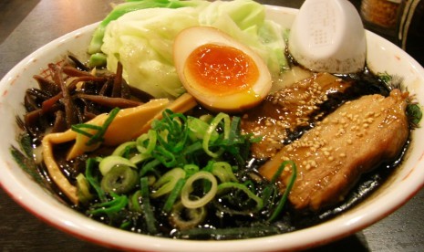 Saat di Jepang seruputlah semangkuk kuah ramen sambil menyumpitkan mi ramen ke mulut. Jangan kuatir ini adalah hal yang sangat lazim di sana.