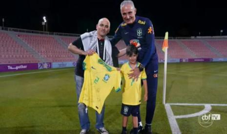 Saat gelaran Piala Dunia 2022 di Qatar, seorang pemuda Arab yang memakai bendera Palestina mendapatkan pujian dan kekaguman orang-orang, termasuk pelatih tim nasional (timnas) Brasil, Adenor Leonardo Bacchi yang dikenal dengan nama Tite. Sebelumnya, pemuda Arab itu membantu menggendong cucu Tite antara Stadion Lusail dan Stasiun Metro yang jaraknya cukup jauh.