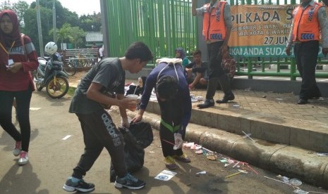 Saat masyarakat menikmati Car Free Day dan memakan berbagai kuliner, Rachmat dan Bagas memungut sampah sisa makanan kuliner di Kawasan Car Free Day jalan Ahmad Yani Kota Bekasi, Ahad (12/11).