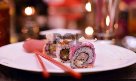 Saat melahap sushi, cocolkan sedikit saja ke kecap asinnya. Juga selalu jaga kebersihan tangan sebelum menyantap sushi.