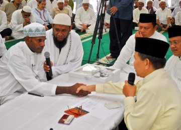 Saat membaca dua kalimat Syahadat di Masjid Darussalam, Jatibening, Bekasi, Jawa Barat, Ahad (19/2). (Republika/Agung Supriyanto)