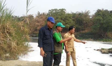 Saat mengambil sampel air Sungai Cileungsi di vila nusa indah 5, Desa Ciangsana, Gunung Putri, oleh Ketua Komunitas Peduli Sungai Cileungsi-Cikeas (KP2C)  , Puarman dan Direktorat Pengendalian Pencemaran Air Kementrian Lingkungan Hidup dan Kehutanan Republik Indonesia (KLHK) , Sigit Walgito. Selasa ( 28/8)