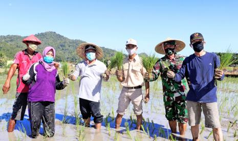 Saat menghadiri Video Conference Tanam dan Panen Padi- Jagung (live from Farm) dengan Menteri Pertanian (Mentan) Syahrul Yasin Limpo pada tanggal 12 Mei 2020, Bupati Sumbawa Barat, Musyafirin  dengan tegas menyampaikan Komitmen bahwa Pemerintah Kabupaten Sumbawa Barat (KSB) siap menjaga pangan Indonesia.