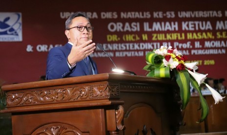 Ketua MPR Zulkifli Hasan saat menyampaikan Orasi Ilmiah dalam Dies Natalis Universitas Negeri Semarang (Unnes) Semarang, Kamis (29/3).