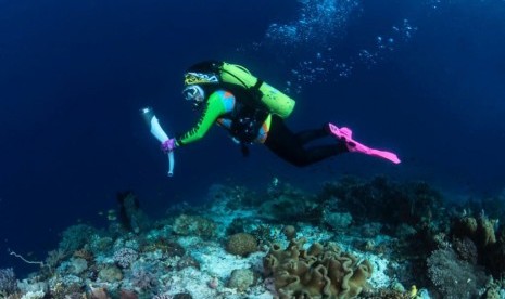 saat obor Asian Games tiba di Raja Ampat, Papua. Obor tersebut dibawa menyelam ke dalam laut Raja Ampat tepatnya di Paynemo oleh istri Kapolri, Tri Suswati Karnavian.