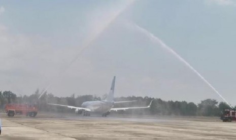 Saat pesawat kepresidenan BBJ yang ditumpangi Wakil Presiden Jusuf Kalla menerima penghormatan dan ungkapan terimakasih dari TNI AU menjelang akhir masa tugasnya di Lanud Pangkalan Adi Sutjipto Yogyakarta menuju Jakarta, Kamis (10/10).