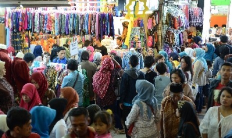 Saat Ramadhan dan menjelang Lebaran, sentra pakaian dan kain Pasar Baru Bandung dipadati pengunjung.