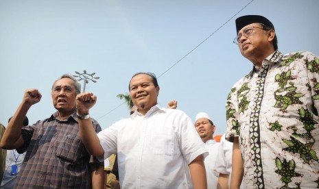 Sabam Sirait (kiri), Hidayat Nurwahid (tengah), dan Slamet Effendi Yusuf (kanan)