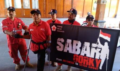 Sabar Gorky melakukan latihan fisik dengan berjalan membawa beban 20 Kg. Latihan dilakukan untuk persiapannya mendaki gunung Elbrus dalam misi mengibarkan bendera merah putih tepat pada HUT RI ke-73