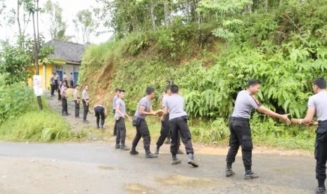 Sabhara Polda Banten juga turut membantu memperbaiki rumah masyarakat yang rusak akibat gempa di Lebak, Banten.