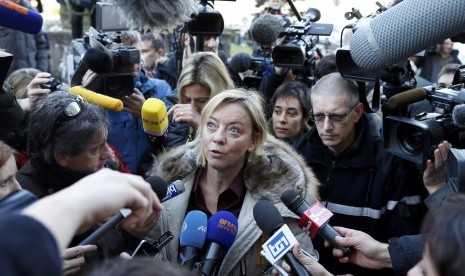 Sabine Kehm (center), agent for seven-times Formula One world champion Michael Schumacher, talks to journalists outside the CHU hospital emergency unit in Grenoble, French Alps, January 1, 2014. 