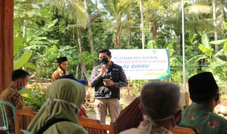 Sabtu kemarin (21/06) DD Jatim beserta YALB melaksanakan peletakan batu pertama, pertanda dimulainya pembangunan Masjid dan Pesantren yang berdiri di atas tanah wakaf kurang lebih 1.000 meter.