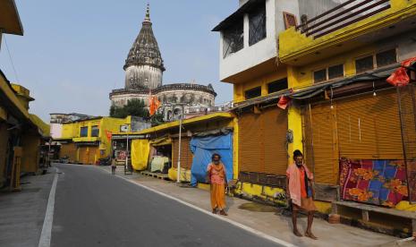  Masuknya non-Hindu sangat dilarang di dalam kuil Wisnupad. Foto:  Sadhus berjalan di jalan menjelang upacara peletakan batu pertama sebuah kuil yang didedikasikan untuk dewa Hindu Ram di Ayodhya, di negara bagian Uttar Pradesh, India, Selasa, 4 Agustus 2020. Upacara peletakan batu pertama hari Rabu mengikuti keputusan Mahkamah Agung India November lalu mendukung pembangunan kuil Hindu di situs sengketa di negara bagian Uttar Pradesh. Orang Hindu percaya bahwa dewa mereka, Ram, lahir di lokasi itu dan mengklaim bahwa Kaisar Muslim Babur membangun sebuah masjid di atas sebuah kuil di sana. Masjid Babri abad ke-16 dihancurkan oleh kelompok Hindu garis keras pada bulan Desember 1992, memicu kekerasan besar-besaran Hindu-Muslim yang menewaskan sekitar 2.000 orang.