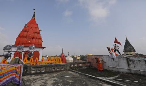 Muslim India Dipaksa Meninggalkan Rumah Demi Keamanan Kuil. Foto ilustrasi;   Sadhus melompat dari dinding, menjelang upacara peletakan batu pertama sebuah kuil yang didedikasikan untuk dewa Hindu Ram di Ayodhya, di negara bagian Uttar Pradesh, India, Selasa, 4 Agustus 2020. Upacara peletakan batu pertama hari Rabu mengikuti keputusan Mahkamah Agung India yang terakhir. November mendukung pembangunan kuil Hindu di situs yang disengketakan di negara bagian Uttar Pradesh. Orang Hindu percaya bahwa dewa mereka, Ram, lahir di lokasi itu dan mengklaim bahwa Kaisar Muslim Babur membangun sebuah masjid di atas sebuah kuil di sana. Masjid Babri abad ke-16 dihancurkan oleh kelompok Hindu garis keras pada bulan Desember 1992, memicu kekerasan besar-besaran Hindu-Muslim yang menewaskan sekitar 2.000 orang.