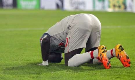 Sadio Mane bersujud syukur.