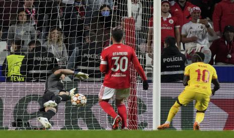 Sadio Mane dari Liverpool (kanan), mencetak gol kedua timnya selama laga perempat final Liga Champions, leg pertama, antara Liverpool dan Benfica di Stadion Luz di Lisbon, Portugal, Selasa, 5 April 2022.