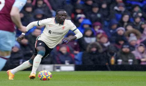 Sadio Mane dari Liverpool mengontrol bola selama pertandingan sepak bola Liga Inggris antara Burnley dan Liverpool di Turf Moor, di Burnley, Inggris, Ahad (13/2/2022).