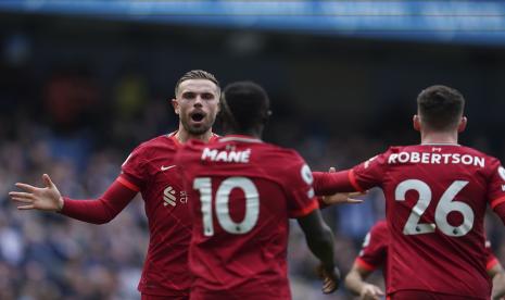 Sadio Mane, depan, merayakan dengan rekan setimnya setelah mencetak gol kedua timnya selama pertandingan sepak bola Liga Premier Inggris antara Manchester City dan Liverpool, di stadion Etihad di Manchester, Inggris, Ahad, 10 April 2022.