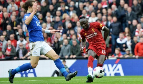 Sadio Mane (kanan) saat mencetak gol ke gawang Leicester City.