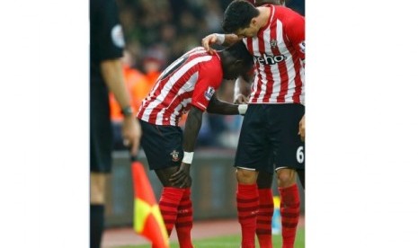 Sadio Mane (kiri) memegangi pahanya yang sakit saat membela Southampton melawan Arsenal, Kamis (1/1) lalu.