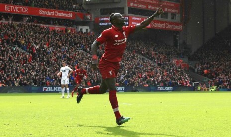 Sadio Mane merayakan golnya ke gawang Burnley.