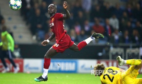 Sadiou Mane mencetak gol pada laga Champions League grup E antara Genk melawan Liverpool di Stadion KRC Genk Arena di Genk, Belgia, Kamis (24/10) dinihari. 