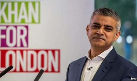 Wali Kota London Sadiq Khan telah memerintahkan peninjauan perusakan patung pedagang budak Inggris oleh pengunjuk rasa anti-rasisme. Ilustrasi.