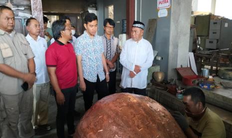 Safari perdana Gibran Rakabuming Raka menyambangi pengrajin tembaga di Boyolali, Sabtu (28/10/2023).