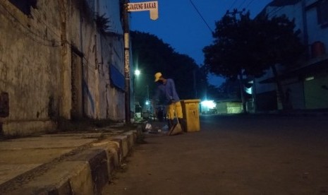 Safi’i, petugas kebersihan Kabupaten Indramayu bekerja sejak subuh memastikan kota bersih dari sampah.