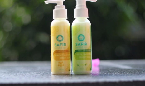 Safir, sabun kefir rintisan lima mahasiswa Universitas Gadjah Mada (UGM). Safir mengandung ekstrak susu, probiotik dan AHA yang mampu merawat kulit kering dan sensitif.