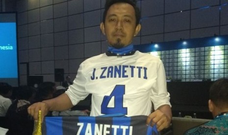 Safrudin, fan Inter Milan asal Kebumen yang bertemu idolanya Javier Zanetti di Jakarta, Rabu (14/2).