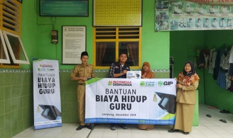 Sahabat Guru Iindonesia ACT Lampung memberikan bantuan bea  guru honorer di Bandar Lampung, Senin (2/12).