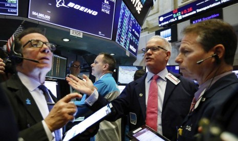 SAHAM BOEING. Pialang melakukan aktivitas di New York Stock Exchange, Senin (11/3). Saham Boeing Co anjlok menyusul jatuhnya pesawat Ethiopian Airlines yang menggunakan tipe 737 MAX 8.