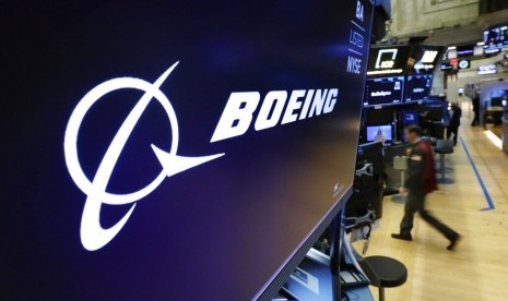 SAHAM BOEING. Pialang melakukan aktivitas di New York Stock Exchange, Senin (11/3). Saham Boeing Co anjlok menyusul jatuhnya pesawat Ethiopian Airlines yang menggunakan tipe 737 MAX 8.