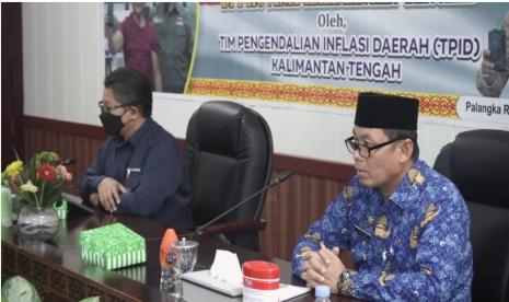 Sahli Gubernur Bidang Ekonomi, Keuangan, dan Pembangunan Yuas Elko memimpin rapat evaluasi TPID terhadap hasil rilis BPS terkait inflasi Kalteng bulan Oktober 2022